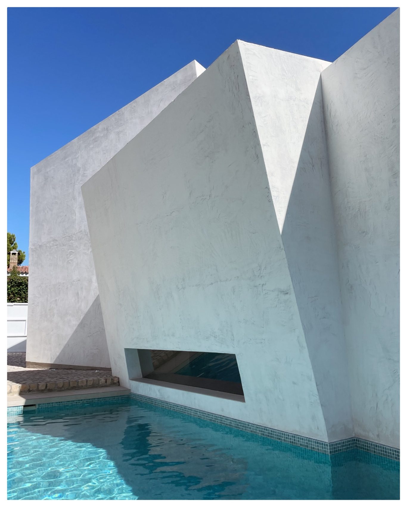Casa de los 3 volúmenes: vivienda minimalista de fachada blanca en Sevilla, DiDá arquitectos